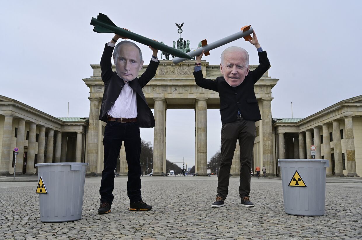 Немецкие активисты в масках, изображающих Путина и Байдена, протестуют против ядерного оружия, Берлин, Германия