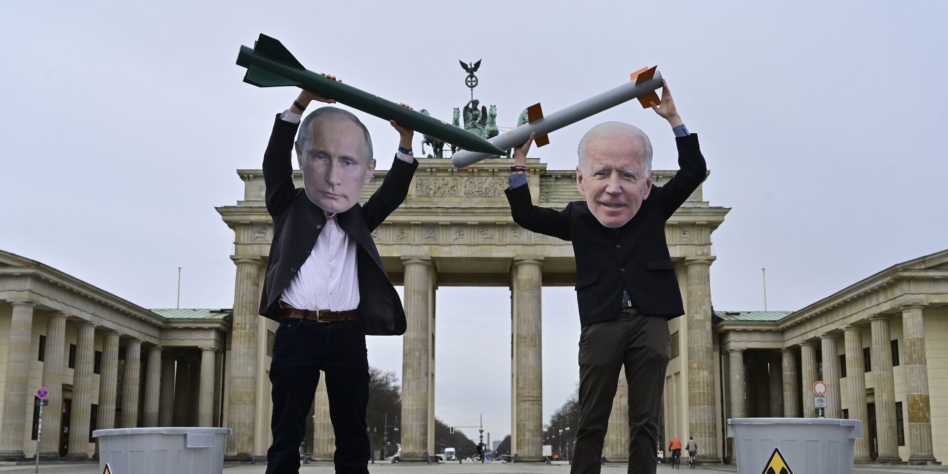 Немецкие активисты в масках, изображающих Путина и Байдена, протестуют против ядерного оружия, Берлин, Германия - ИноСМИ, 1920, 06.05.2021