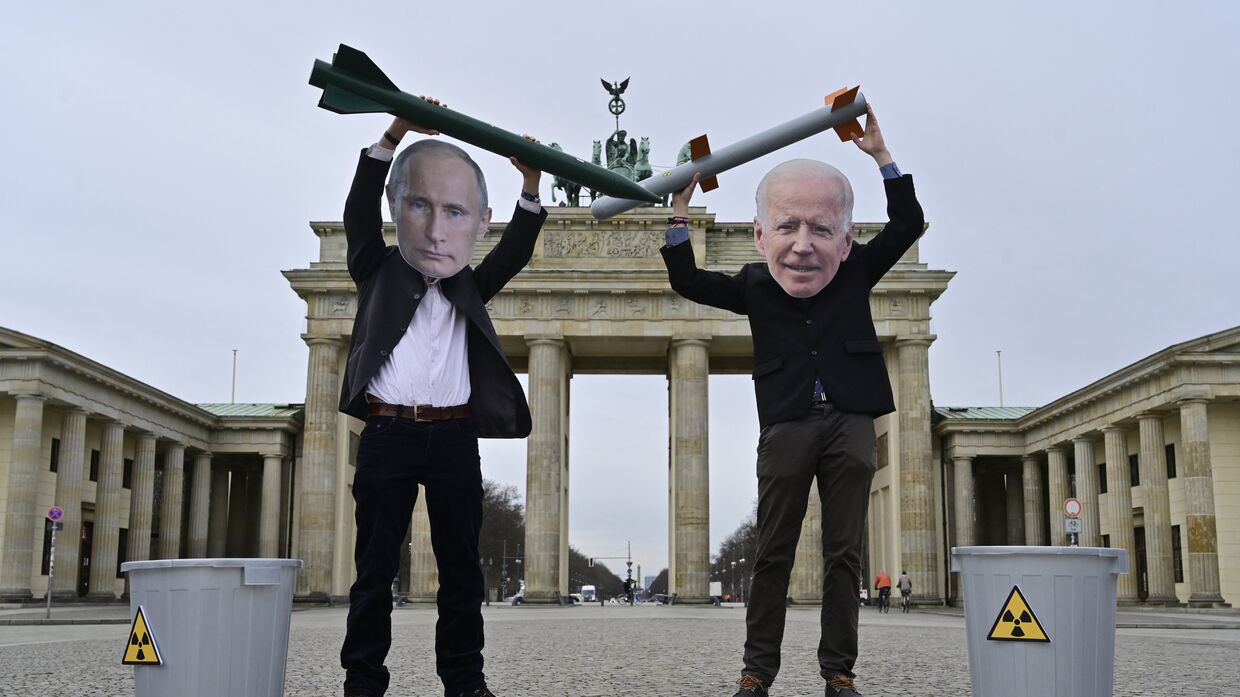 Немецкие активисты в масках, изображающих Путина и Байдена, протестуют против ядерного оружия, Берлин, Германия
