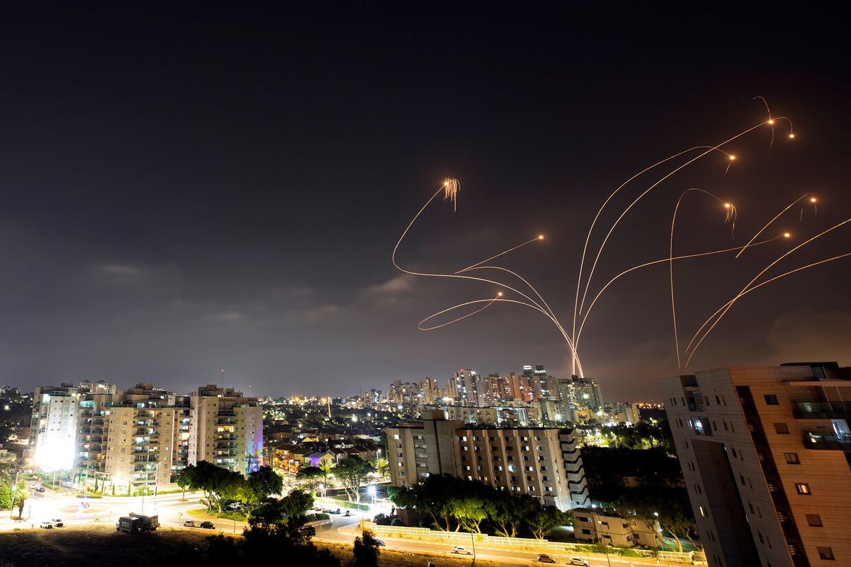 Израильская противоракетная система Железный купол перехватывает ракеты, запущенные из сектора Газа в Ашкелоне