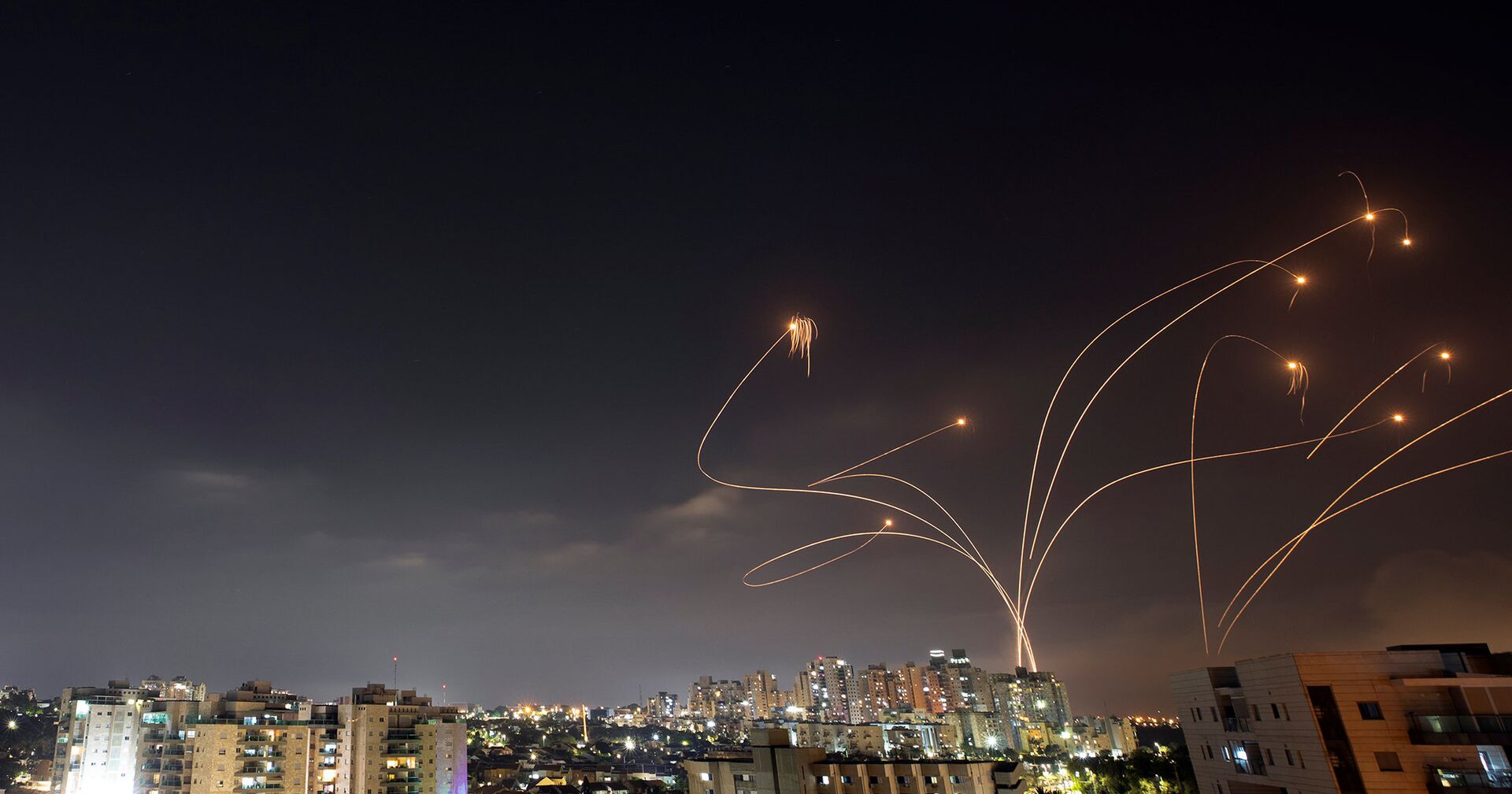 Израильская противоракетная система Железный купол перехватывает ракеты, запущенные из сектора Газа в Ашкелоне - ИноСМИ, 1920, 11.05.2021