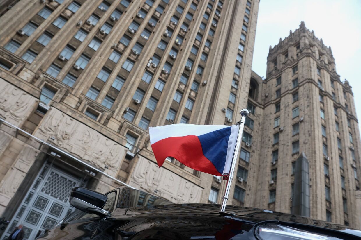 Флаг на автомобиле посла Чехии в РФ возле здания МИД РФ в Москве