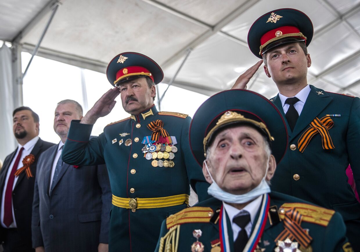 Ветеран ВОВ и военнослужащие на праздновании Дня Победы в Иерусалиме