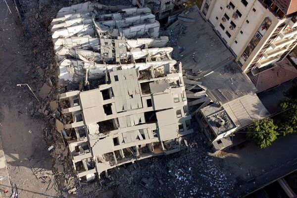 Здание, разрушенное в результате израильских авиаударов в городе Газа