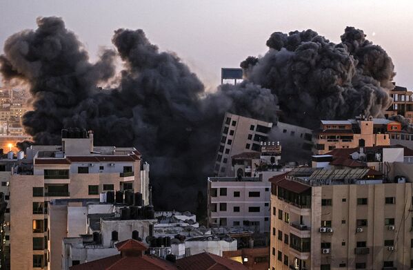 Дым от израильского авиаудара по комплексу Ханади в городе Газа