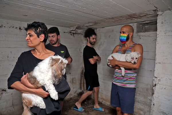 Люди спасаются в подвале здания в Тель-Авиве