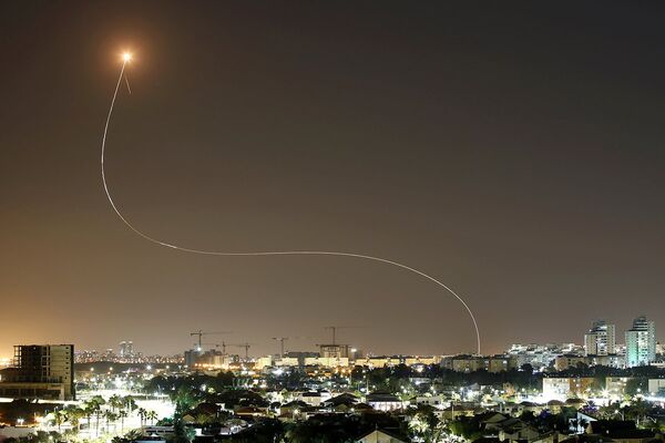 Израильская противоракетная система «Железный купол» перехватывает ракеты, запущенные из сектора Газа в сторону Израиля в Ашкелоне
