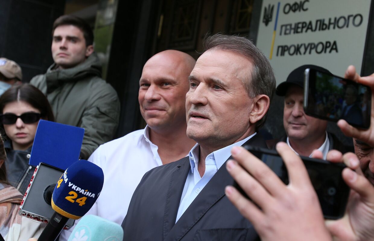 Народный депутат Украины В. Медведчук приехал в офис генерального прокурора для дачи показаний