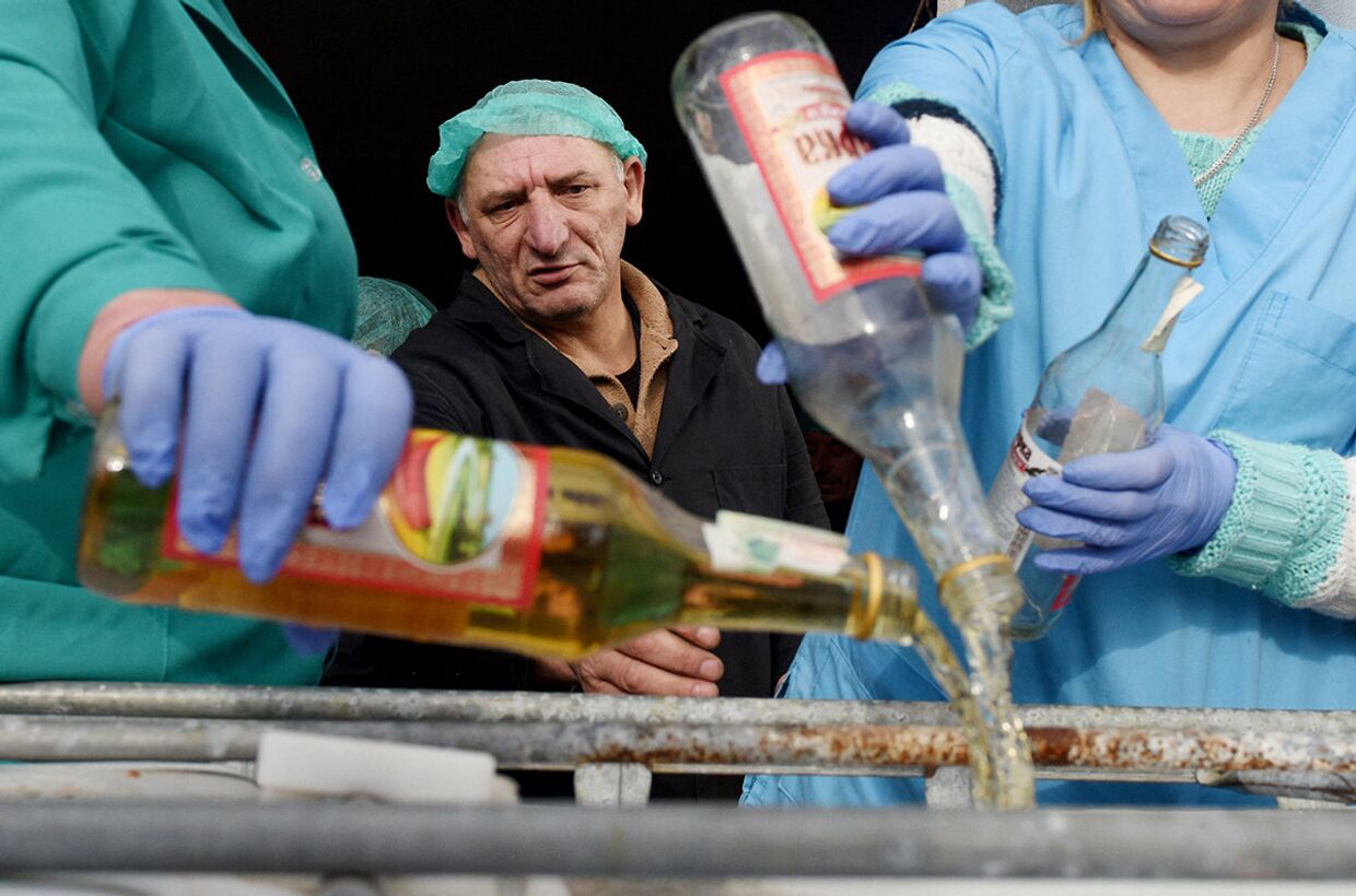Уничтожение фальсифицированной водки в городе Винники, Украина