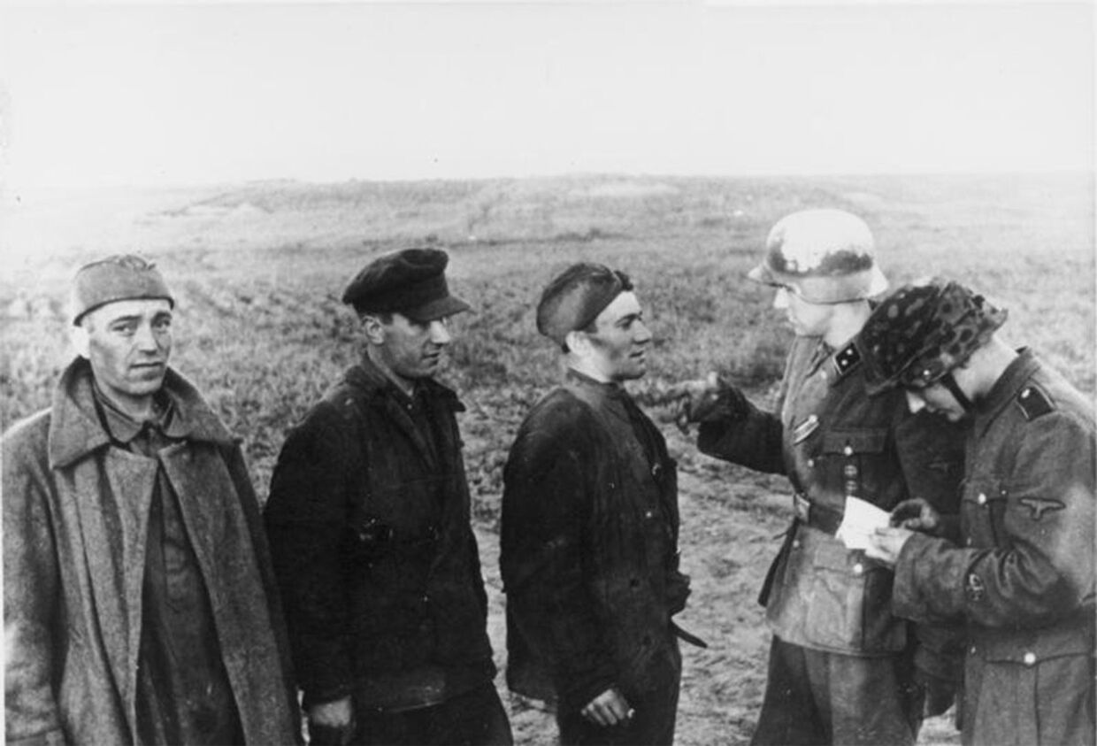 11 августа 1942. Норвежский офицер допрашивает советских военнопленных