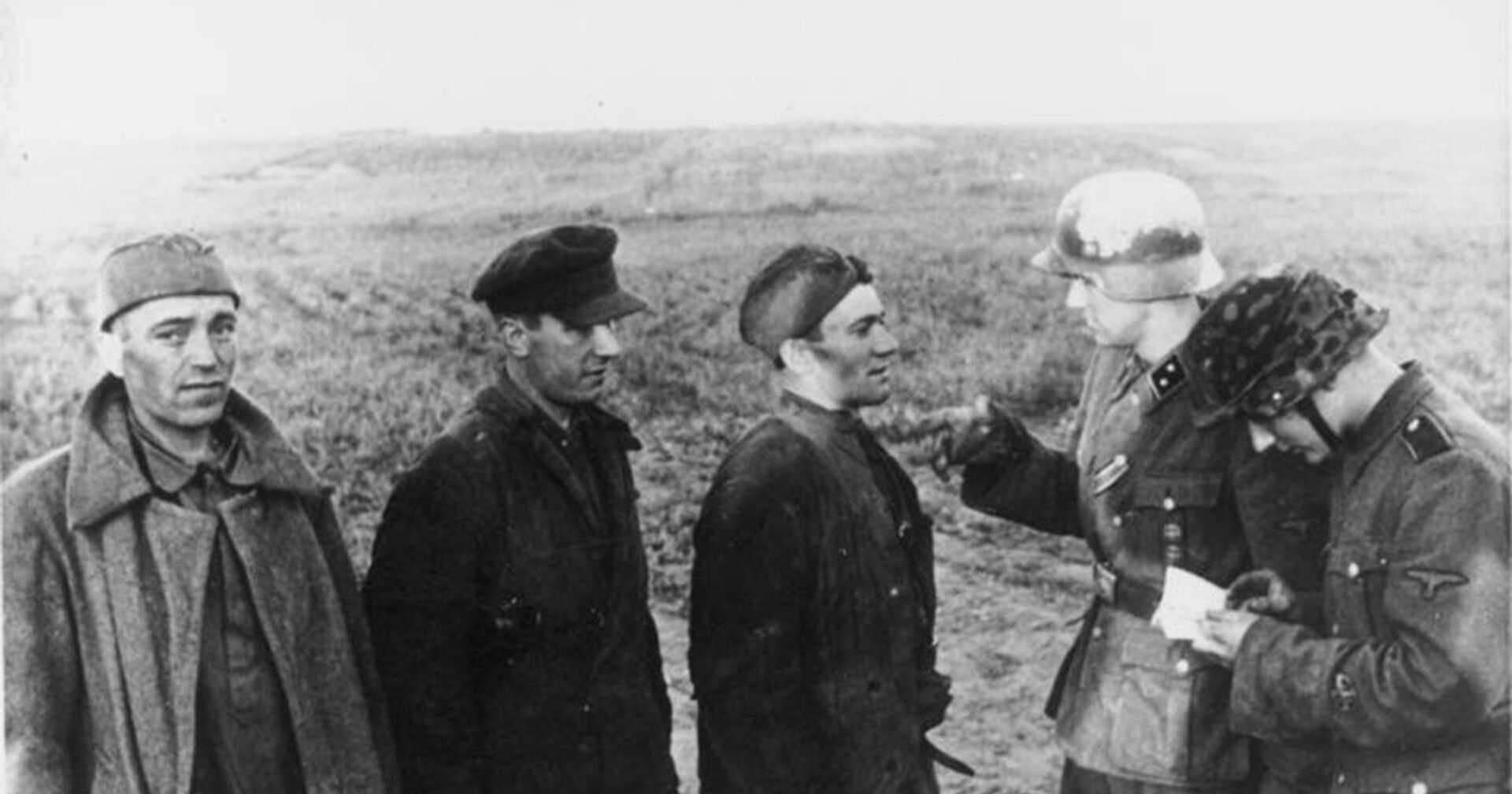 11 августа 1942. Норвежский офицер допрашивает советских военнопленных - ИноСМИ, 1920, 15.05.2021