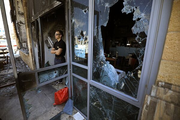 Ресторан, поврежденный в разультате столкновений между арабами и евреями в городе Акко, Израиль