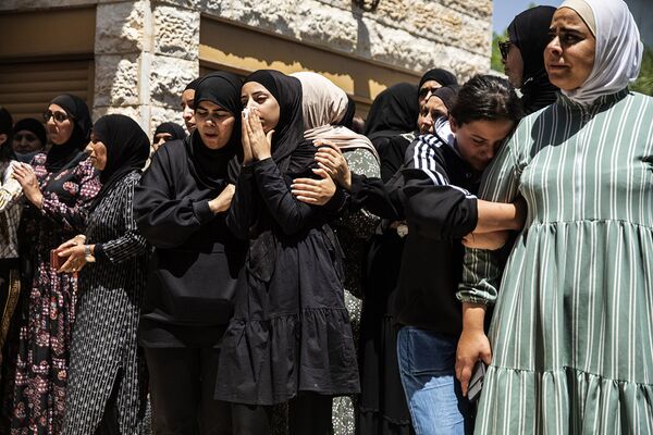 Скорбящие на похоронах израильского араба Халила Аваада и его дочери Надин в деревне Дахмаш, Израиль