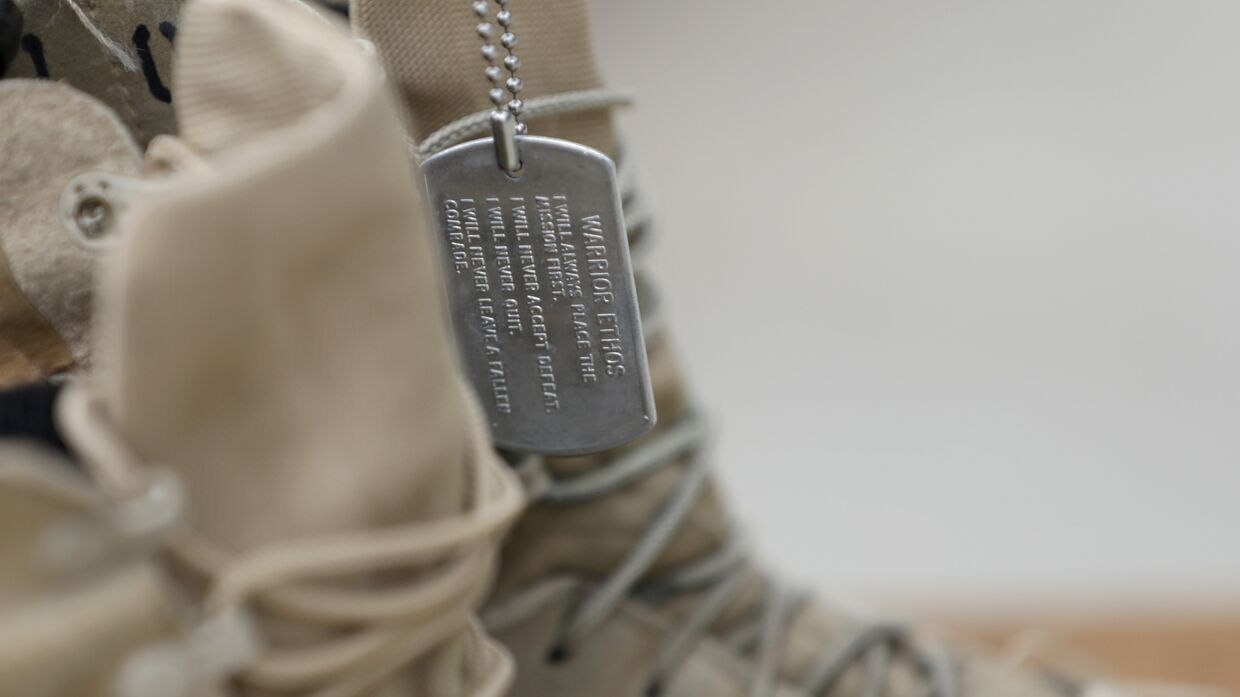 Армейские ботинки и жетон солдата армии США