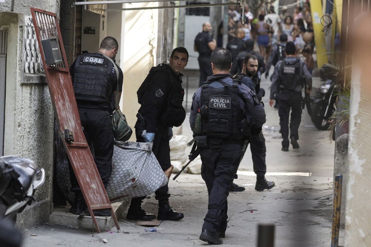 Полицейские во время операции против наркоторговцев в Рио-де-Жанейро