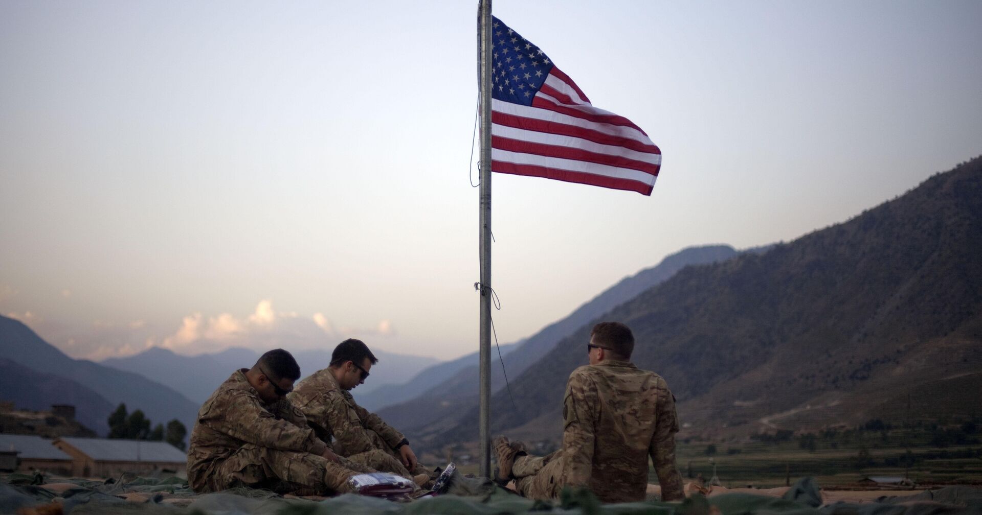 Американские солдаты с флагом в провинции Кунар, Афганистан - ИноСМИ, 1920, 05.09.2021