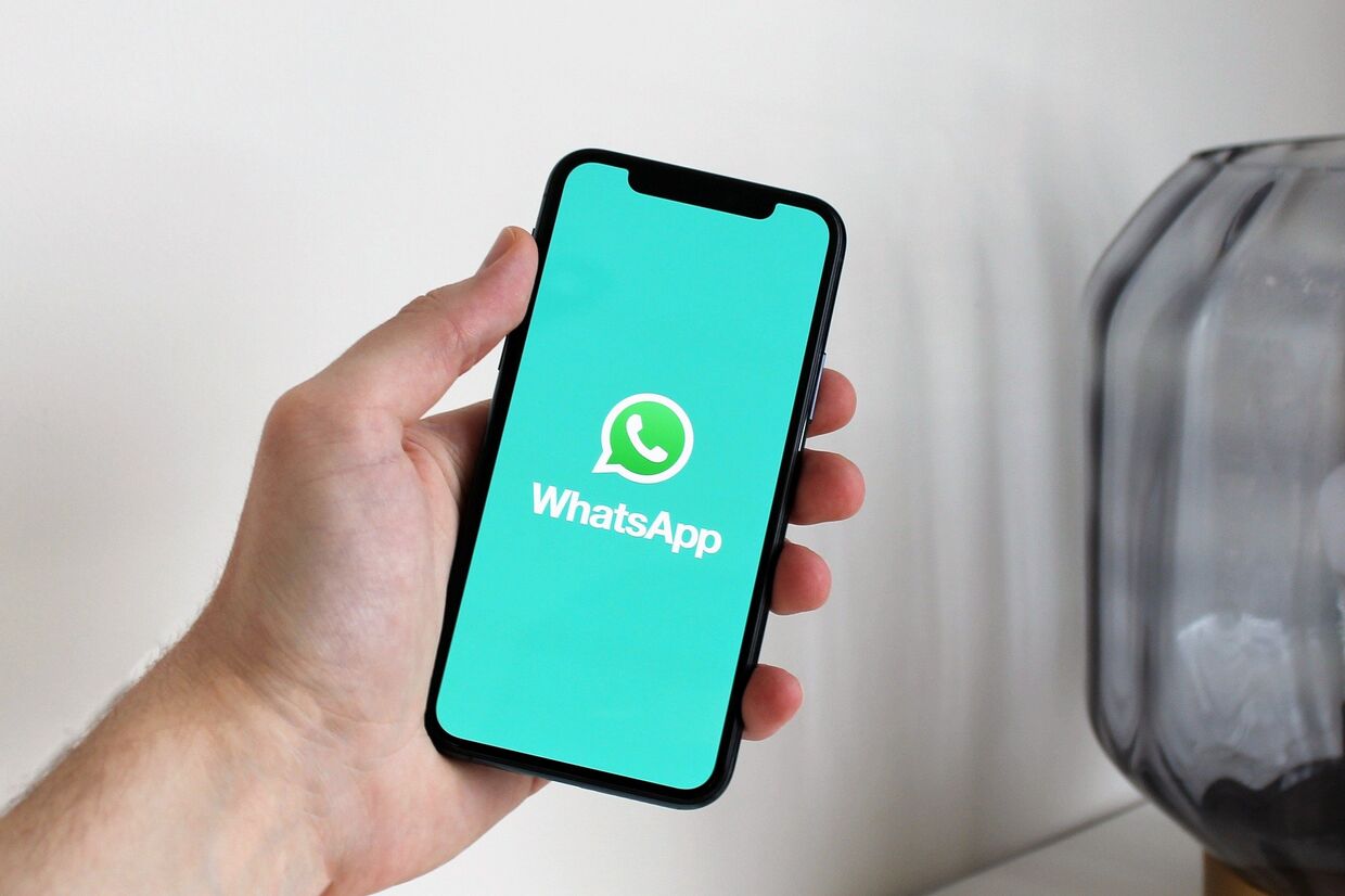 Приложение WhatsApp на экране смартфона