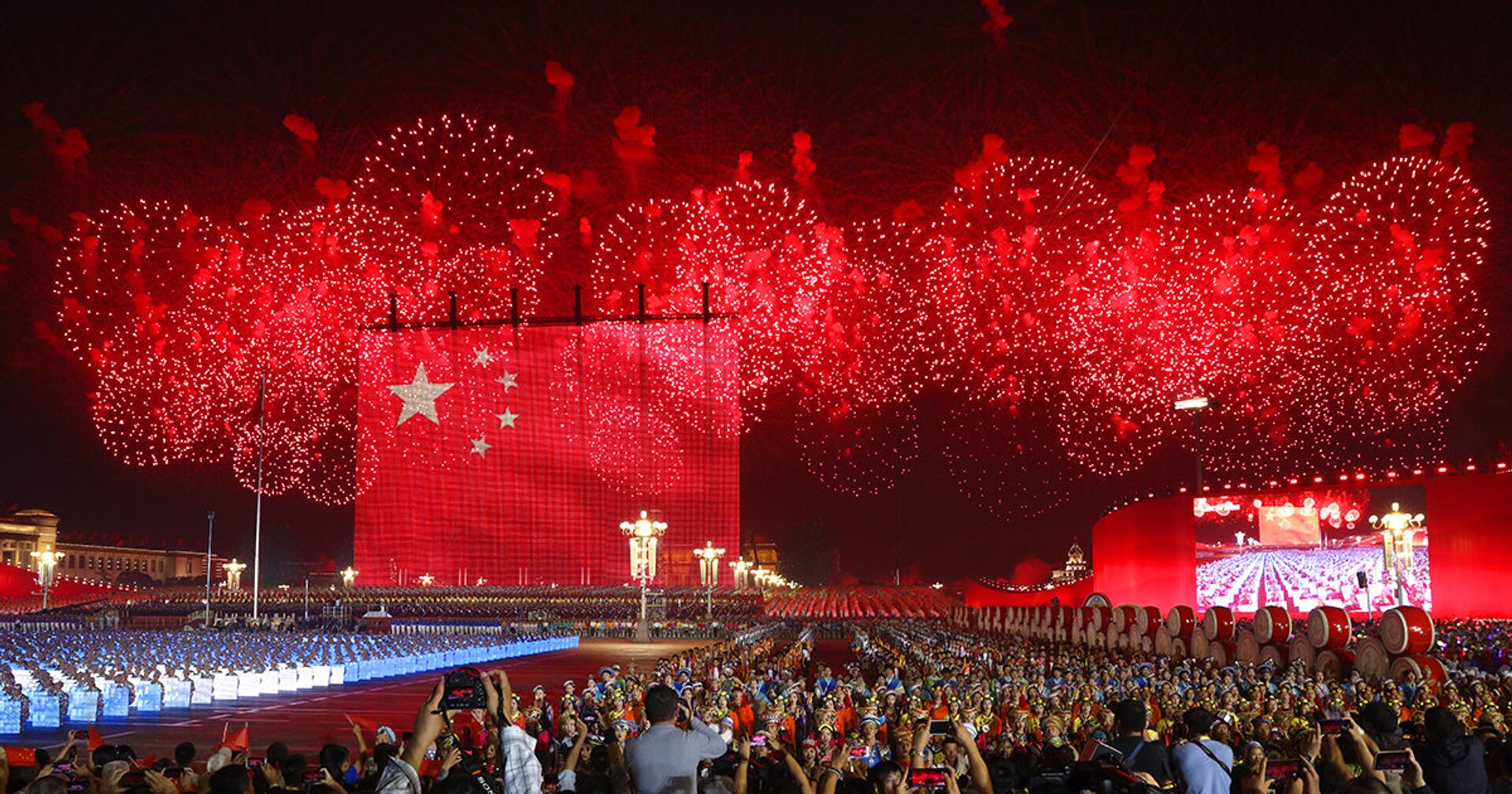 Фейерверк в честь 70-летия основания Китайской Народной Республики - ИноСМИ, 1920, 20.07.2021