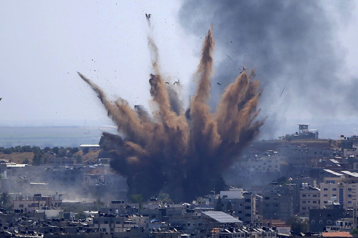 Дым после израильских авиаударов в городе Газа
