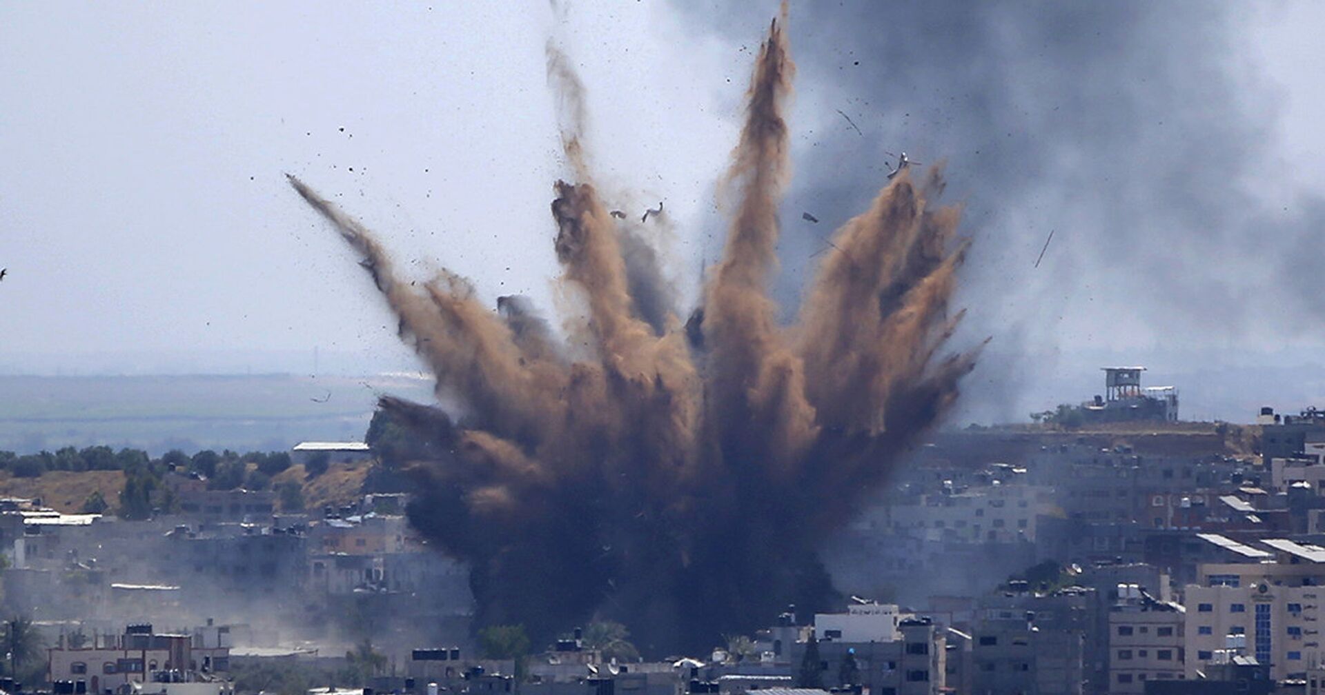 Дым после израильских авиаударов в городе Газа - ИноСМИ, 1920, 15.05.2021