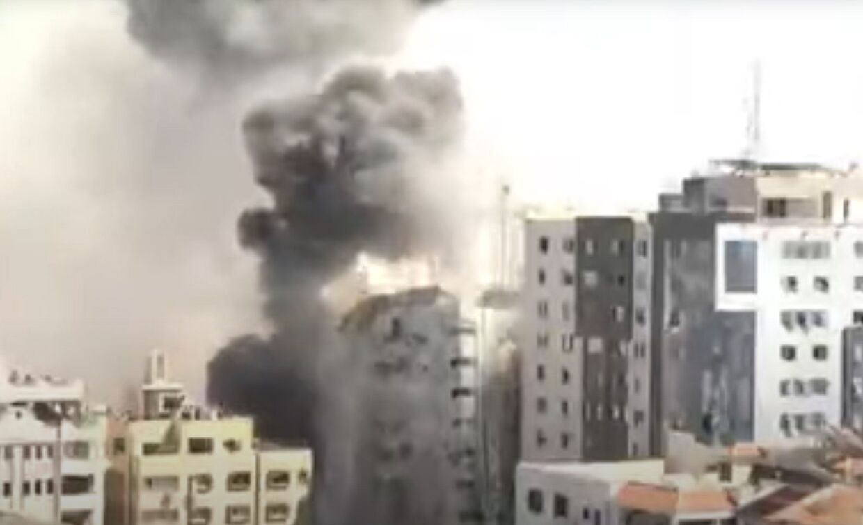 Авиаудар Израиля разрушил многоэтажное офисное здание Аль-Джаля в секторе Газа