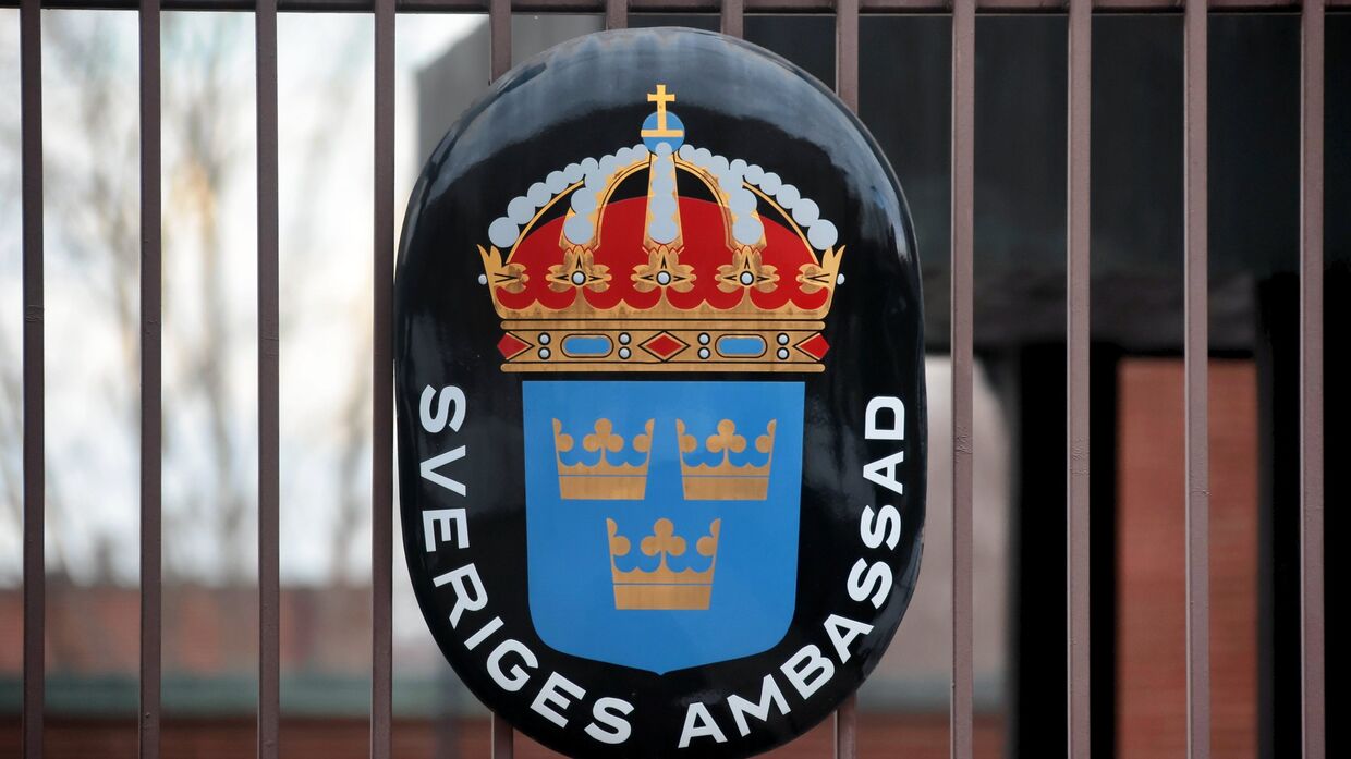 Герб Швеции в посольстве Швеции в Москве
