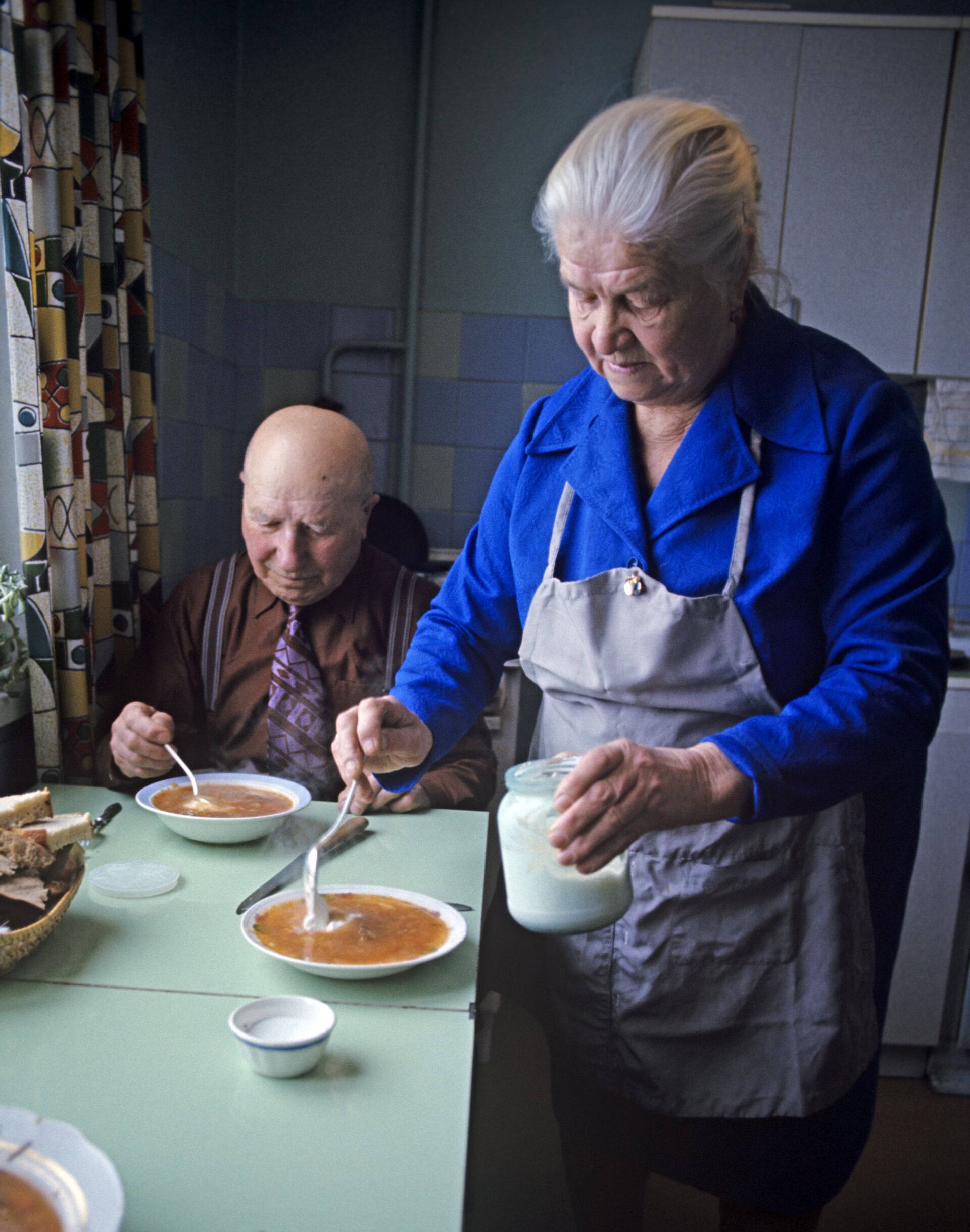 Пенсионеры Анна и Александр Маристовы обедают в своей московской квартире - ИноСМИ, 1920, 19.05.2021