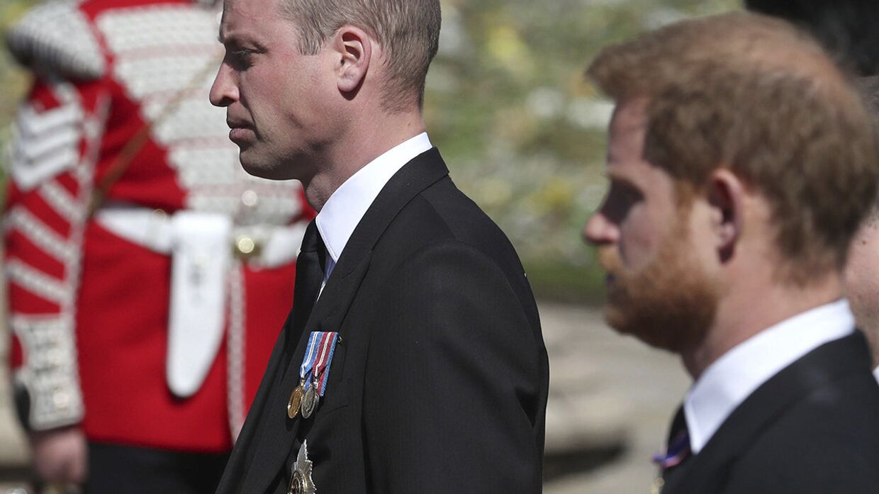 Британский принц Уильям и принц Гарри во время похорон принца Филиппа в Виндзорском замке