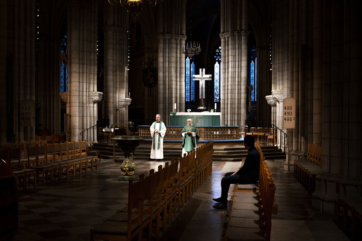 Архиепископ Швеции Анте Якелен служит мессу в Уппсальском кафедральном соборе во время пандемии коронавируса
