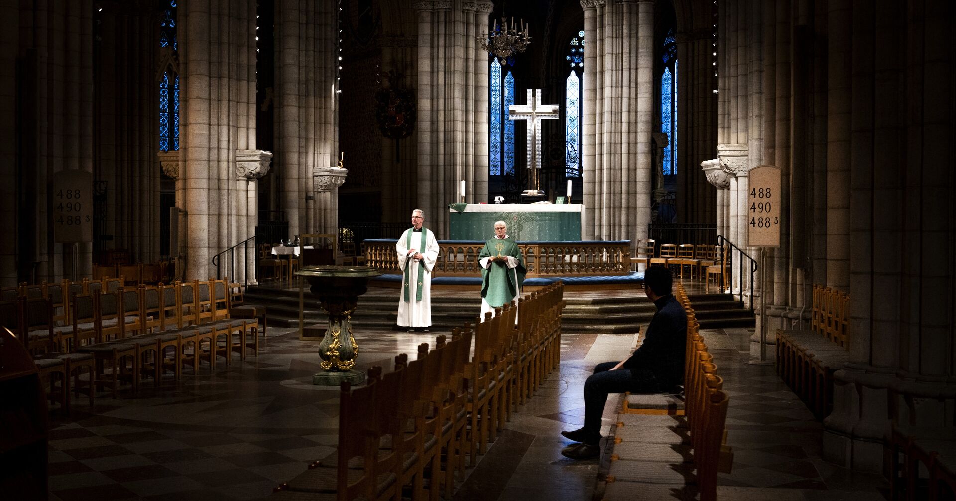 Архиепископ Швеции Анте Якелен служит мессу в Уппсальском кафедральном соборе во время пандемии коронавируса - ИноСМИ, 1920, 19.05.2021