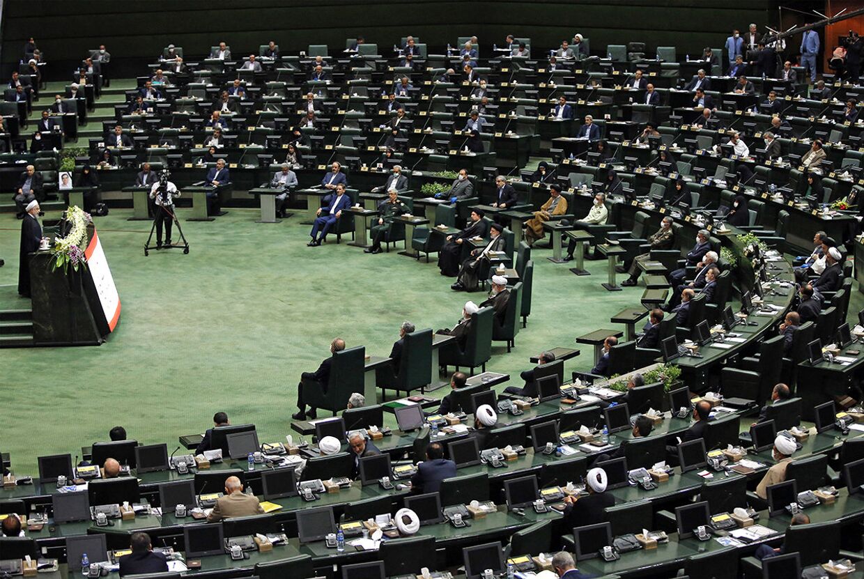 Президент Ирана Хасан Рухани выступает в парламенте в Тегеране