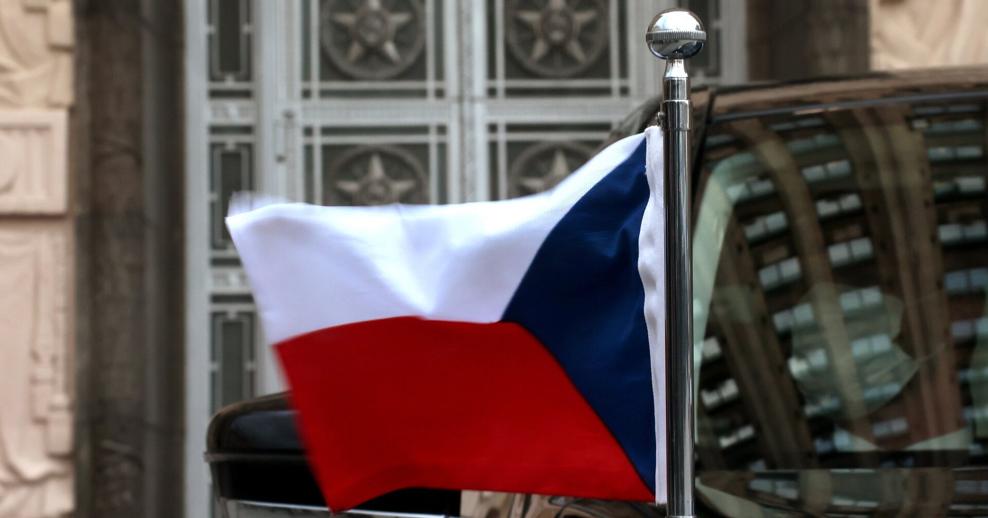 Флаг на автомобиле посла Чехии в РФ - ИноСМИ, 1920, 06.06.2021