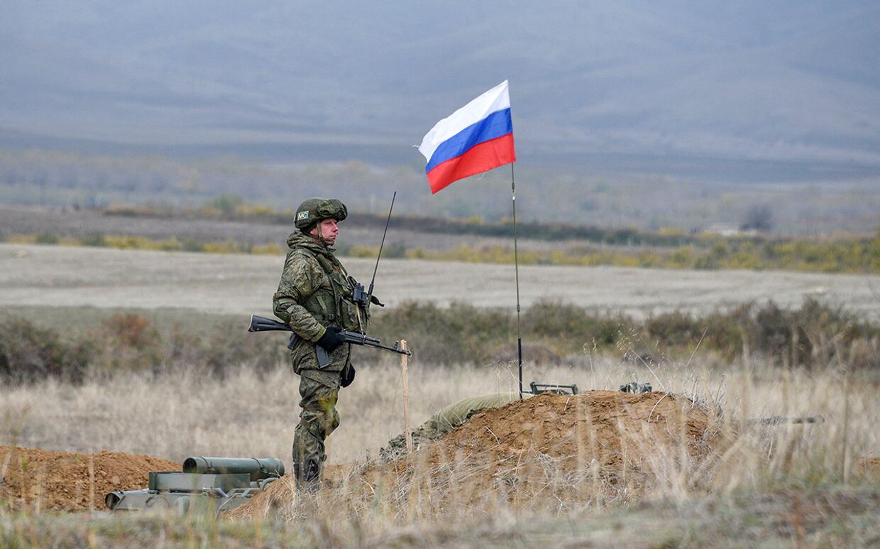 Российский миротворец у контрольно-пропускного пункта недалеко от Аскерана