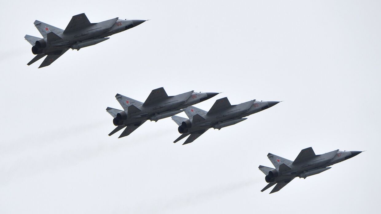 Истребители-перехватчики МиГ-31 с ракетами Кинжал