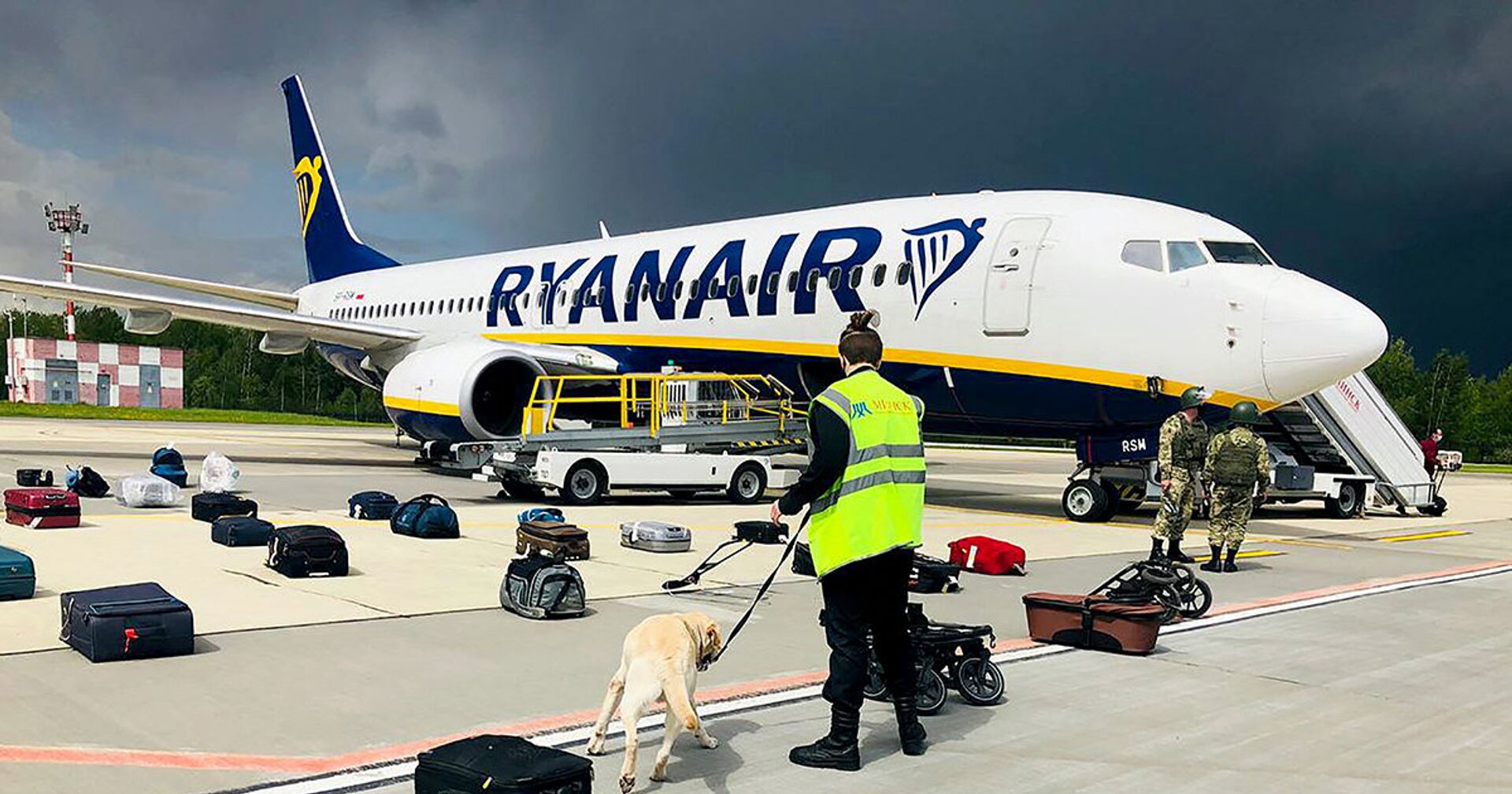 Кинолог проверяет багаж пассажиров самолета Ryanair Boeing 737-8AS на перроне международного аэропорта Минск - ИноСМИ, 1920, 24.05.2021
