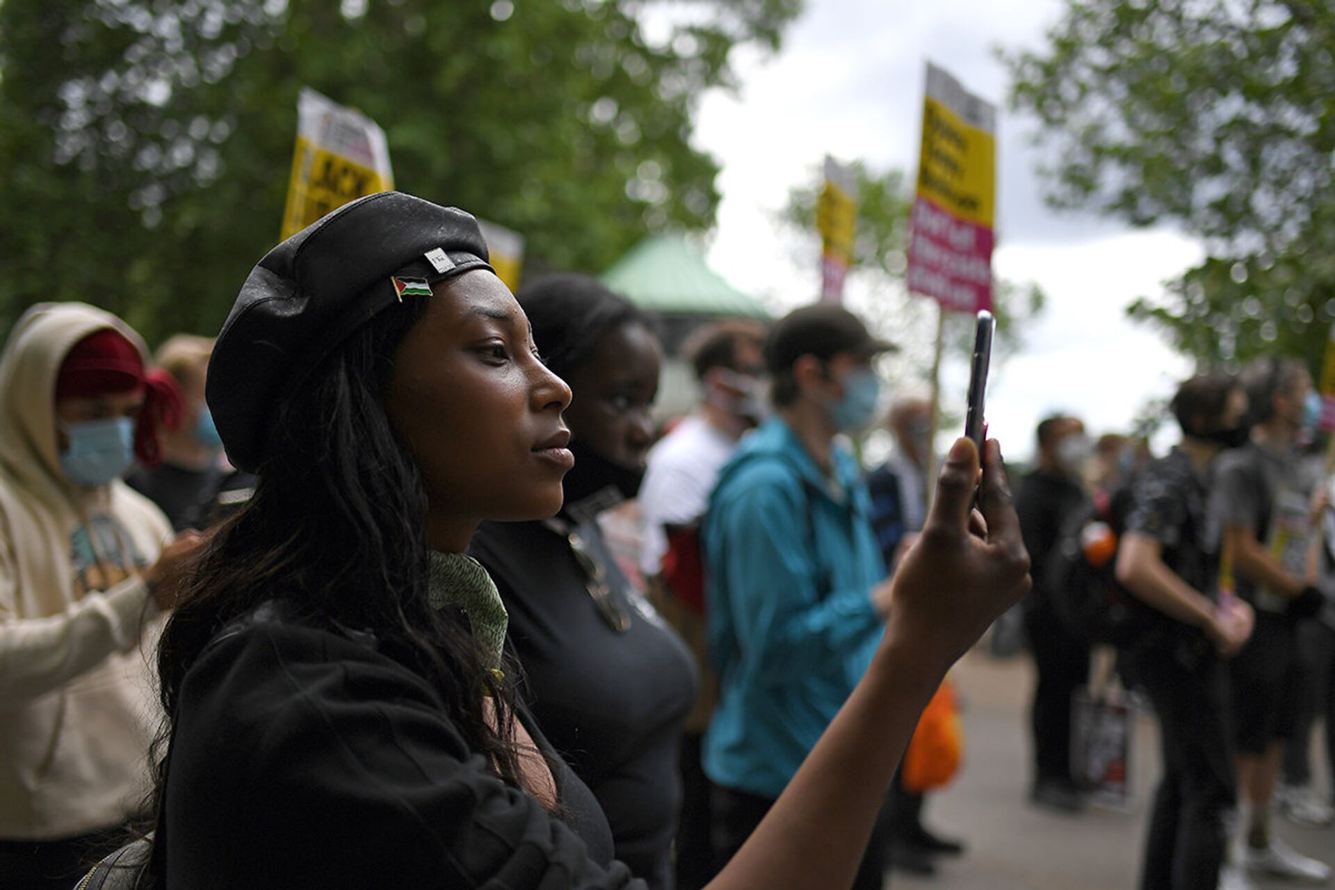 Саша Джонсон из движения Black Lives Matter принимает участие в акции протеста в Гайд-парке в Лондоне - ИноСМИ, 1920, 24.05.2021