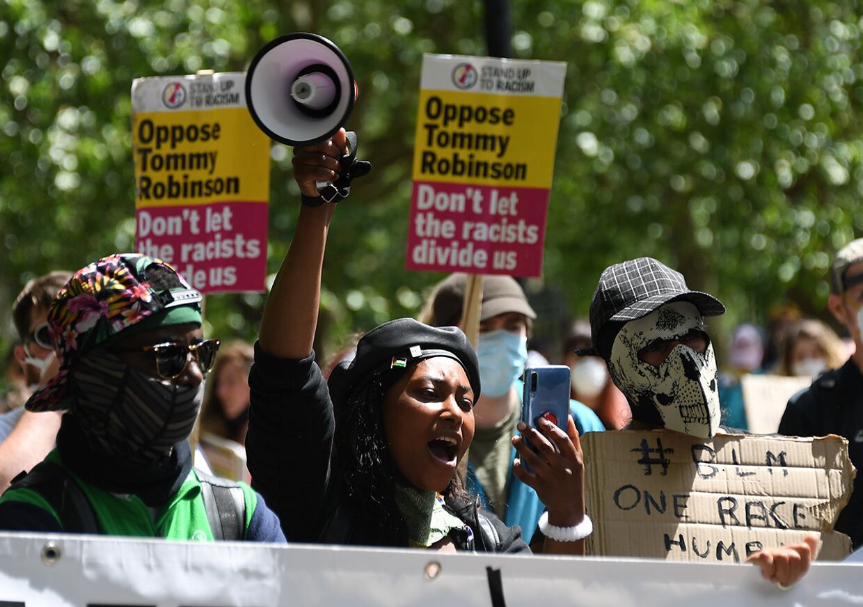 Саша Джонсон из движения Black Lives Matter принимает участие в акции протеста в Гайд-парке в Лондоне