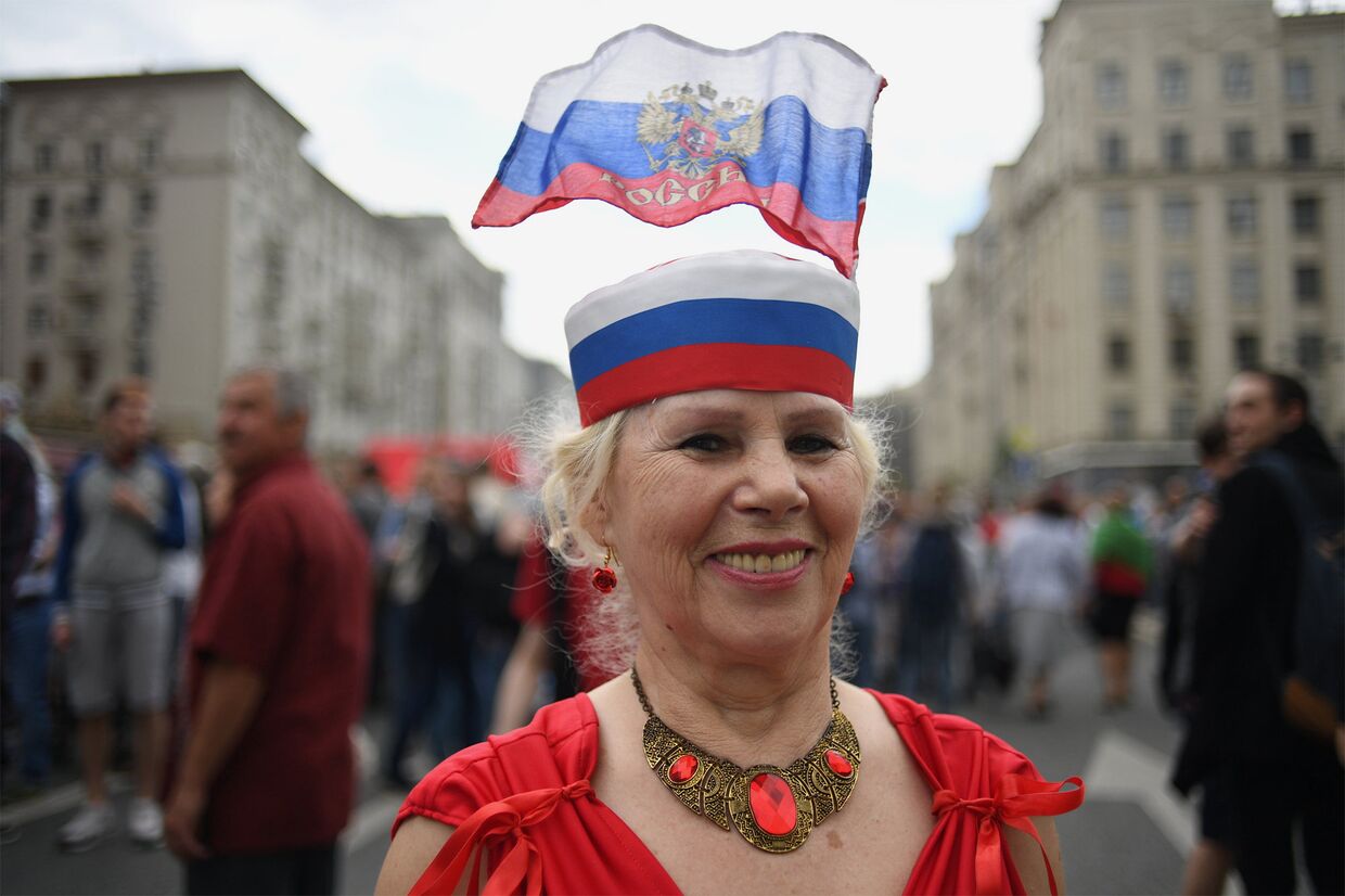 Женщина на Тверской улице во время празднования Дня России в Москве. 12 июня 2017