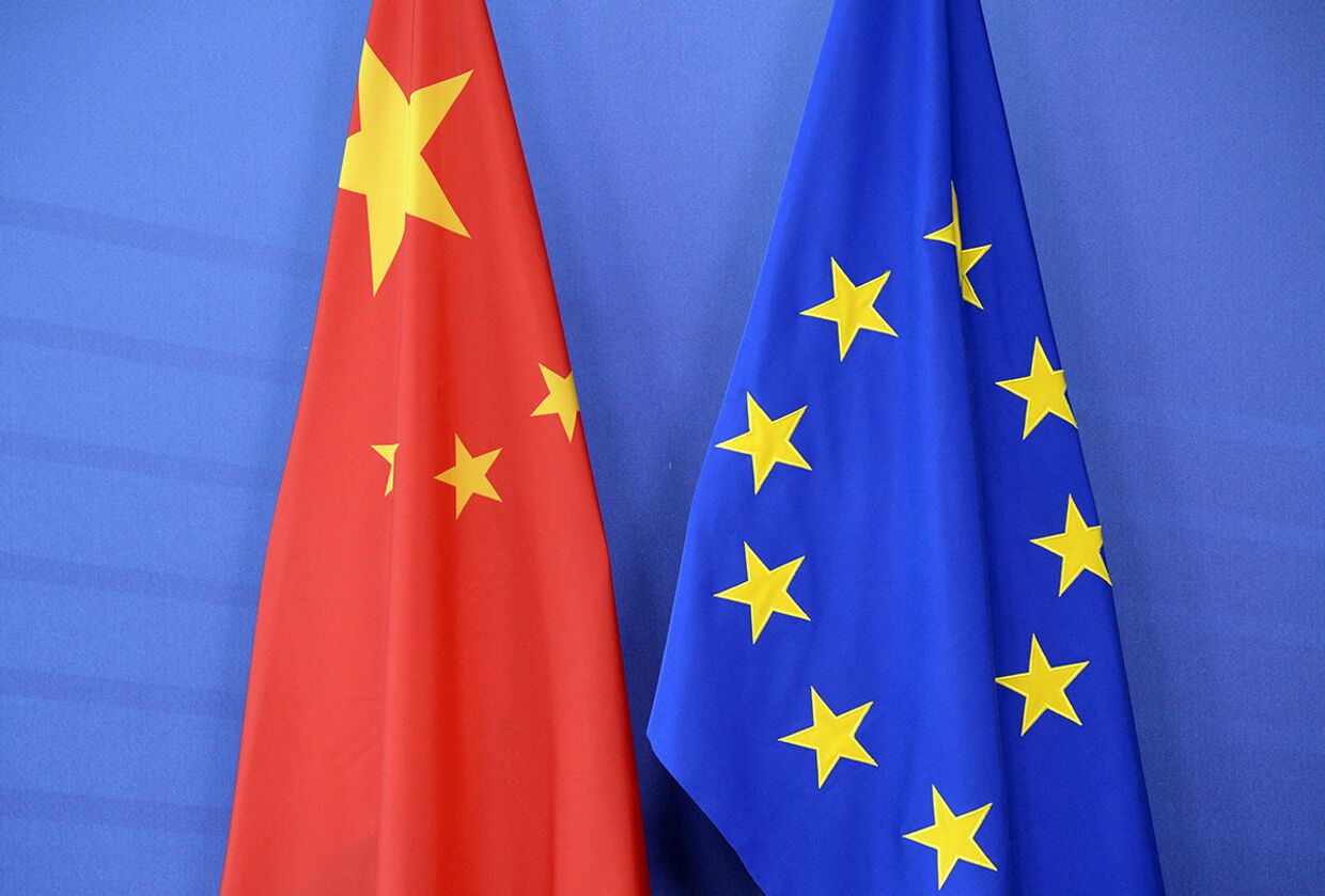 Флаги КНР и ЕС