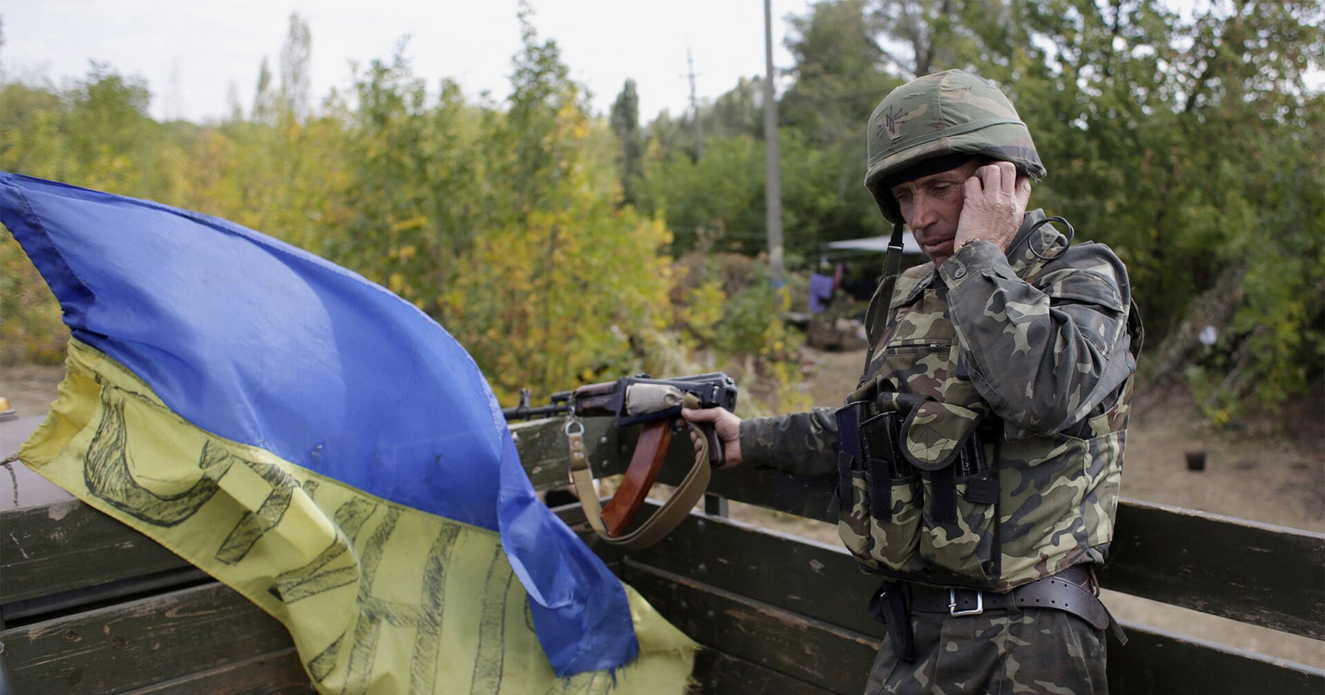 Украинский военнослужащий разговаривает по мобильному телефону на позиции вблизи города Первомайск Луганской области - ИноСМИ, 1920, 25.05.2021