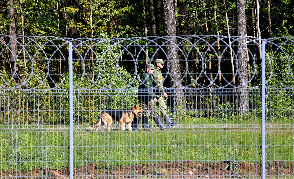 Белорусские пограничники на литовско-белорусской границе в Салчининкае
