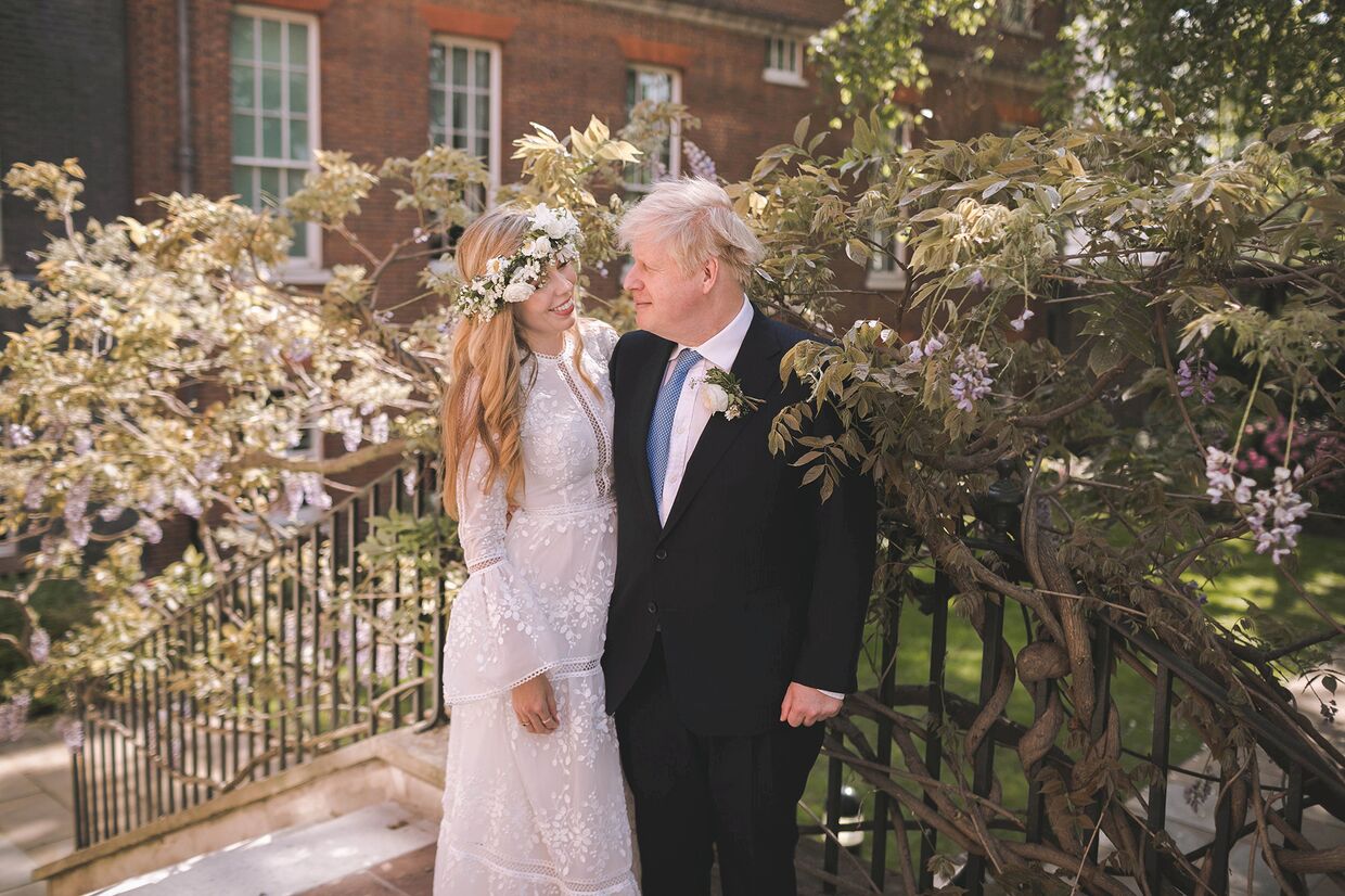 Борис Джонсон и его жена Кэрри в саду на Даунинг-стрит после их свадьбы в Лондоне