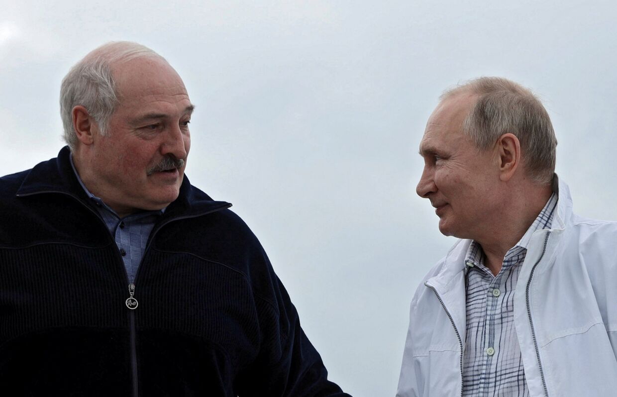 Президент РФ В. Путин и президент Белоруссии А. Лукашенко совершили морскую прогулку