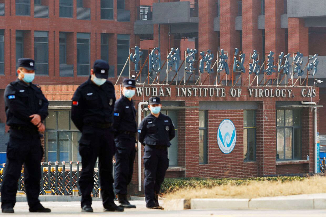 Сотрудники службы безопасности возле Уханьского института вирусологии , провинция Хубэй, Китай