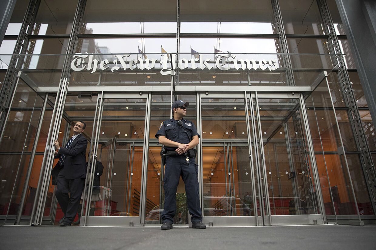Полицейский у здания Нью-Йорк Таймс в Нью-Йорке