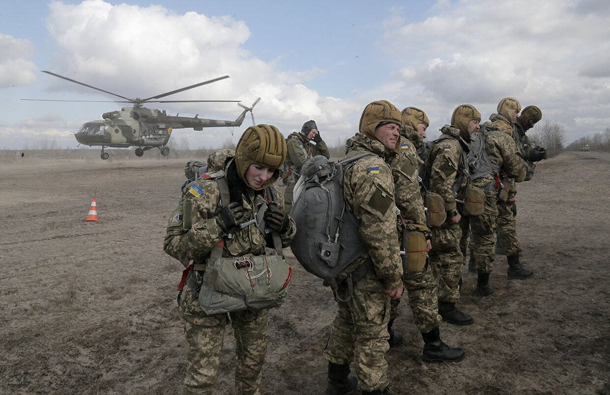 Солдаты украинской армии вр время военных учений на полигоне под Житомиром