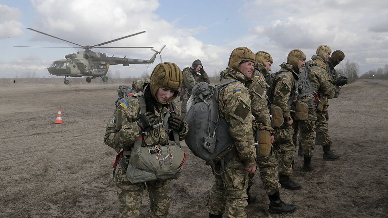 Солдаты украинской армии во время военных учений на полигоне под Житомиром