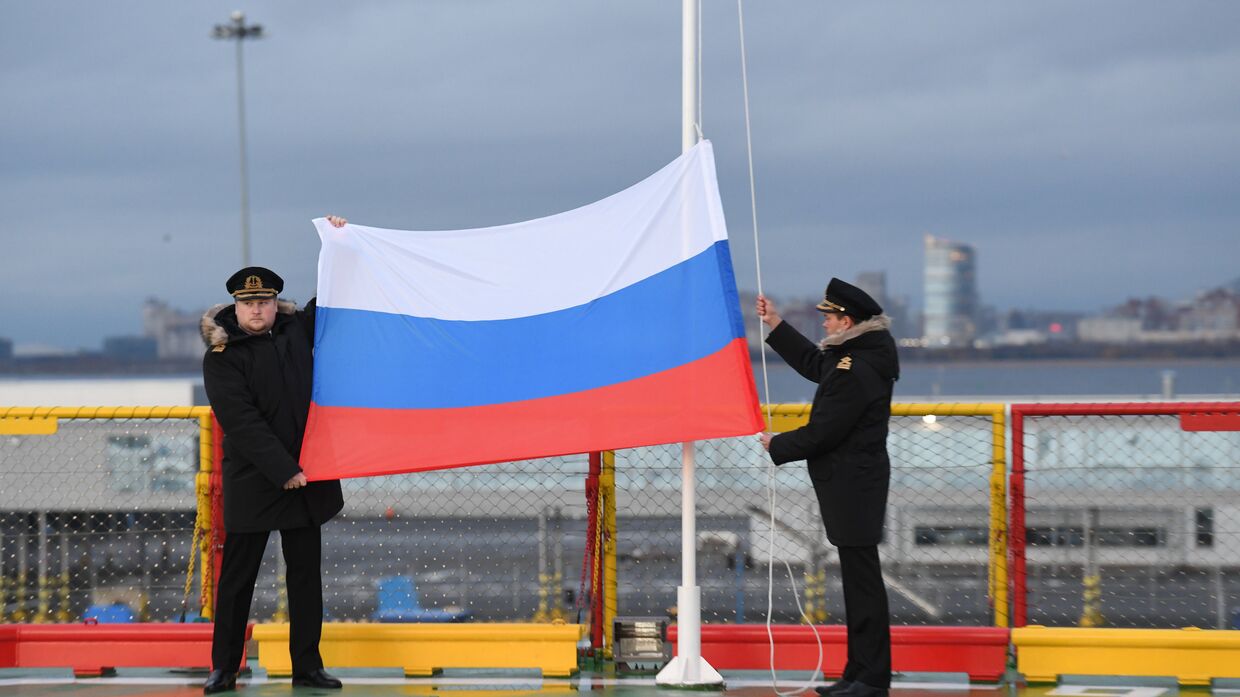 Церемония поднятия флага на новом ледоколе Виктор Черномырдин