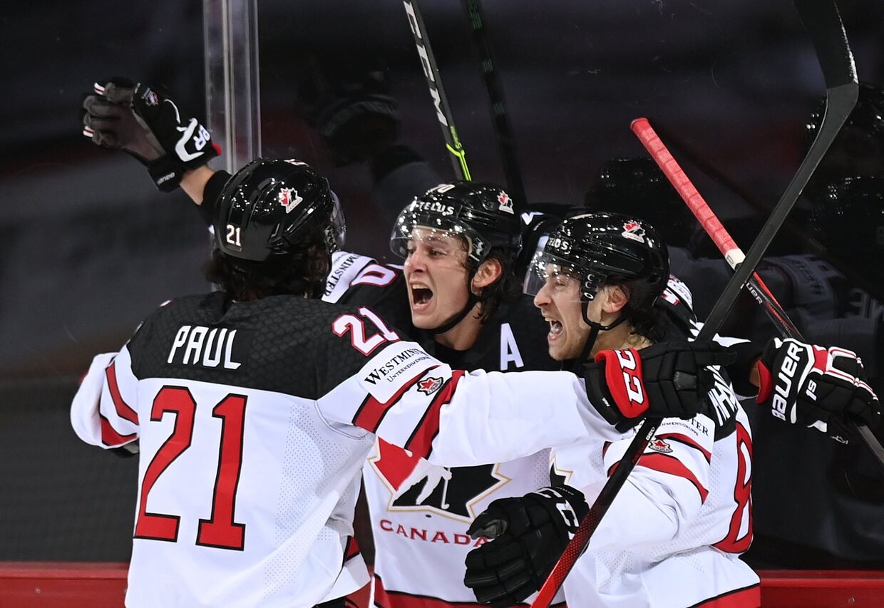 Игроки сборной Канады радуются победе в матче 1/4 финала чемпионата мира по хоккею 2021