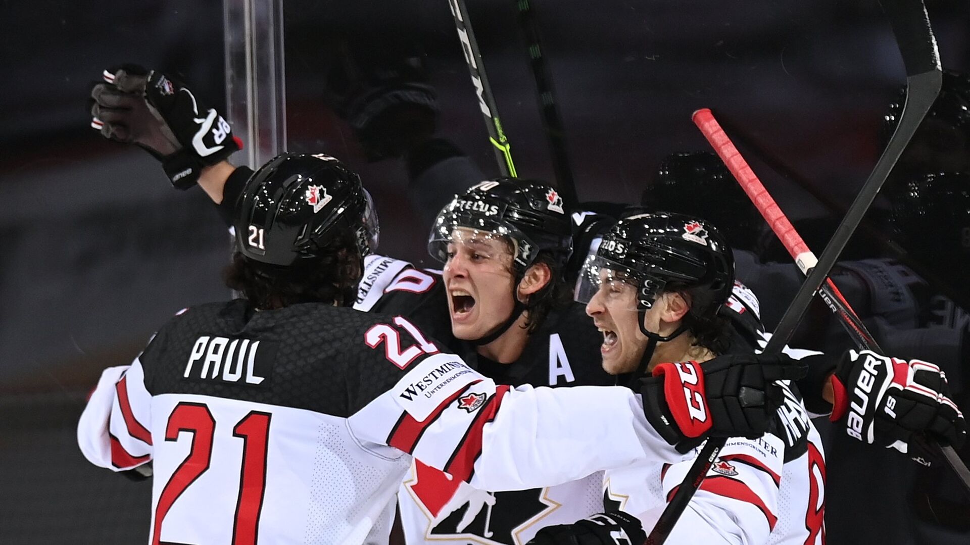 Игроки сборной Канады радуются победе в матче 1/4 финала чемпионата мира по хоккею 2021 - ИноСМИ, 1920, 04.06.2021